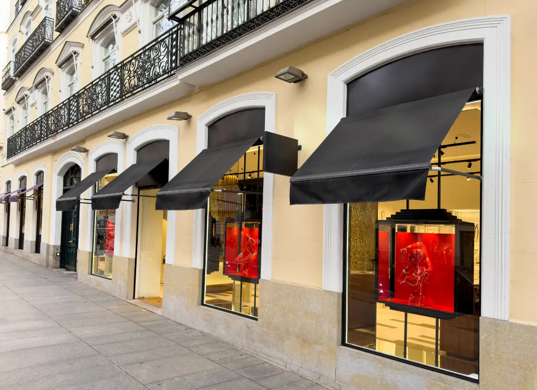 Façade vitrine de magasin en aluminium sur mesure à Fouras